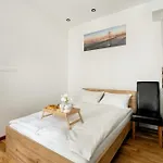 Przytulne Very Berry W Centrum Poznania By Renters