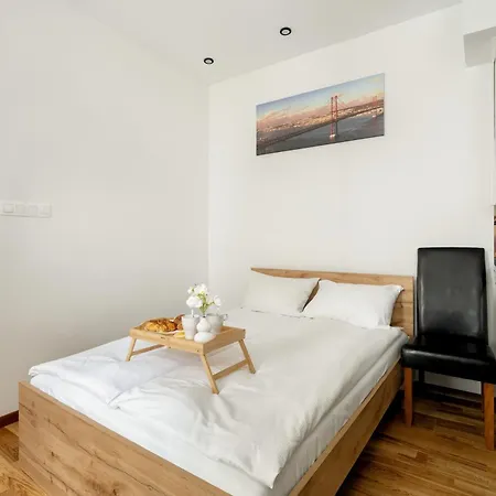 Przytulne Very Berry W Centrum Poznania By Renters